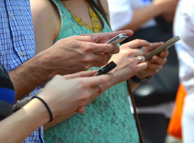 texting smartphones credits adam fagen (licence creative commons)