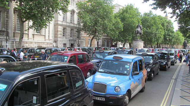 Manifestation des taxis contre Uber à Londres (Crédits : David Holt, licence CC-BY-SA 2.0), via Flickr.