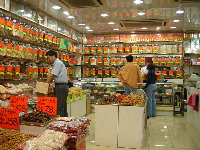 Traditional Chinese medicine shop in Tsim Sha Tsui, Kowloon, Hong Kong. Médecine traditionnelle chinoise (wimedia commons)