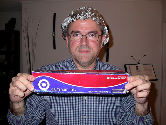 chapeau papier alu credits Brian (licence creative commons)