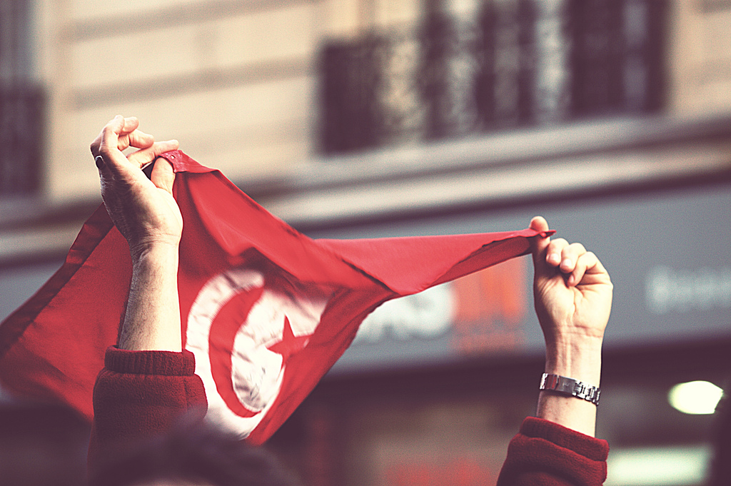 Drapeau Tunisien à Paris en 2011 lors d'une manifestation (Crédits Gwenael Piaser, licence Creative Commons)