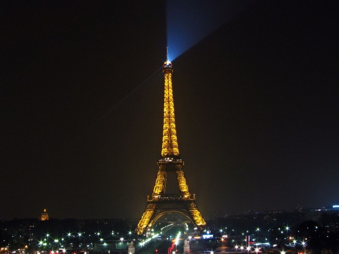 Paris la nuit - tour eiffel (Crédits : Gustavo Fernando Durán, licence Creative Commons)