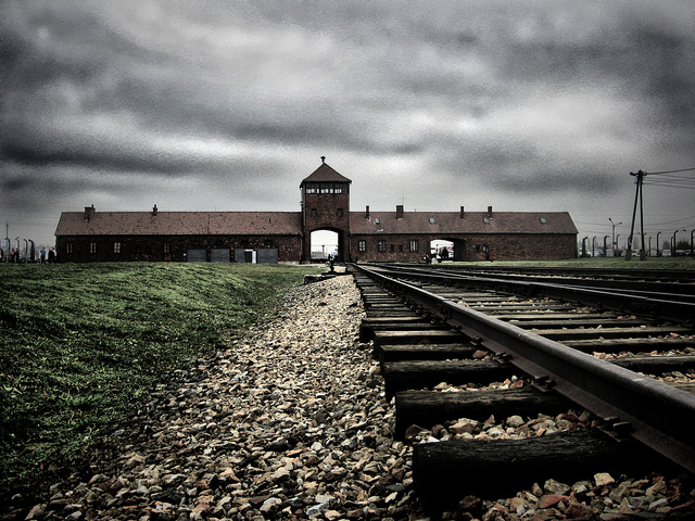 Auschwitz credits Yam Amir (licence creative commons)