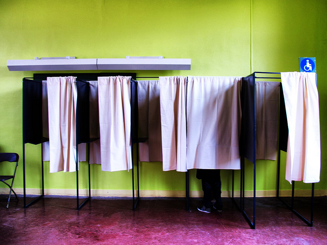 Isoloir élection (Crédits Mortimer62, licence CC BY SA 2.0). Via Flickr.