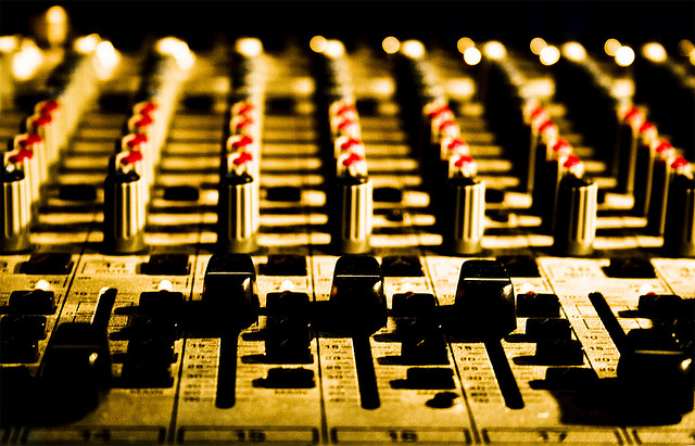 Table de mixage - Credit adri111 (Creative Commons BY-NC-SA)