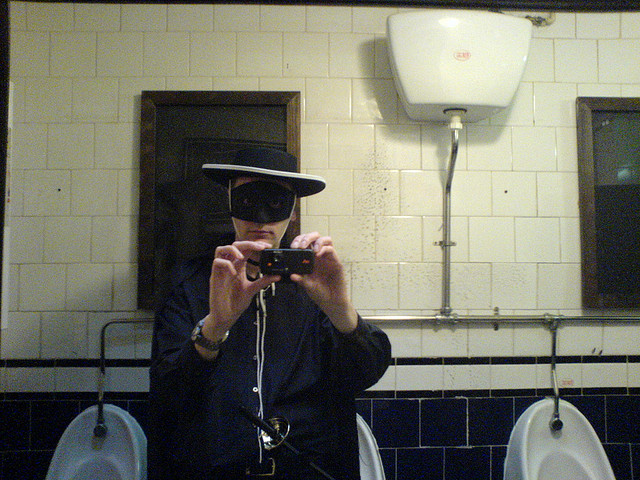 Zorro aux toilettes credits lint01 licence CC BY-NC-ND 2.0