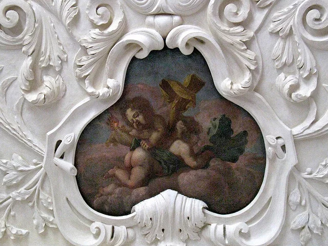 Putto spanking credits M Rafik (CC BY-NC-SA 2.0)