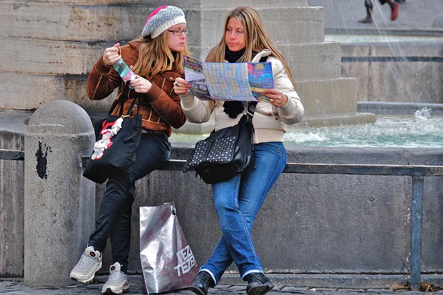 tourists with map credits Ed Yourdon (CC BY-NC-SA 2.0)