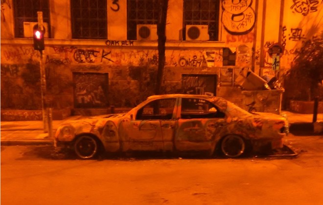voiture brûlée credits Dimitri Anagnostaras (tous droits réservés)