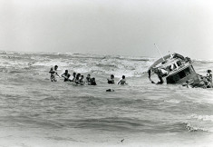 Boatpeople vietnamiens arrivant en Malaisie en 1978 (Crédits UNHCR, licence CC-BY-NC 2.0), via Flickr.