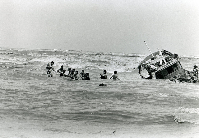 Boatpeople vietnamiens arrivant en Malaisie en 1978 (Crédits UNHCR, licence CC-BY-NC 2.0), via Flickr.