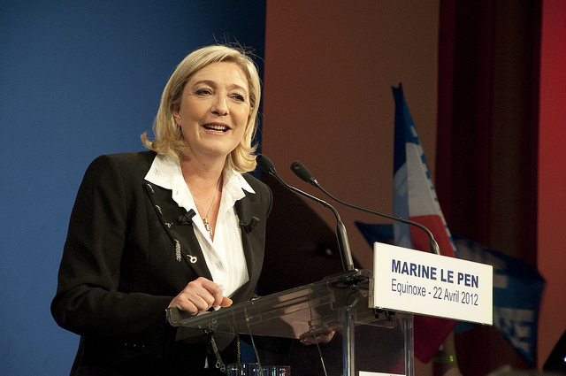 Marine Le Pen à la tribune - Credits Rémi Noyon (CC BY 2.0)