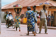 Passants à Abomey, Bénin (Crédits Guillaume Colin & Pauline Penot, licence CC-BY-NC-ND 2.0), via Flickr.