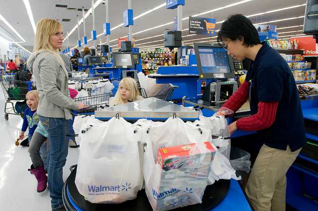 Walmart Grocery Checkout Line in Gladstone, Missouri - Credis Walmart (CC BY 2.0)