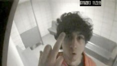 Doigt d'honneur de Dzhokhar Tsarnaev dans sa cellule de prison