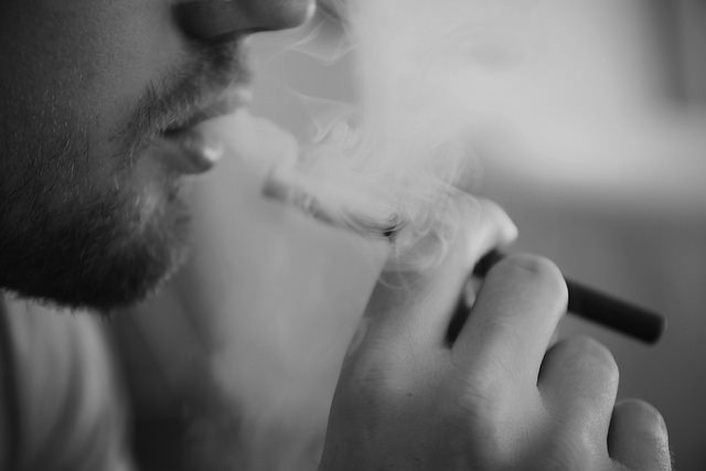 e-cigarette (Crédits : TBECvia Flickr ((CC BY 2.0) ) Review (CC BY 2.0)