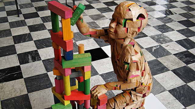 Wooden sculputre of genetics science credits Epsos. de (CC BY 2.0) 