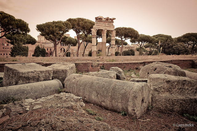 roman ruins credits lorenzoclick (CC BY-NC 2.0)