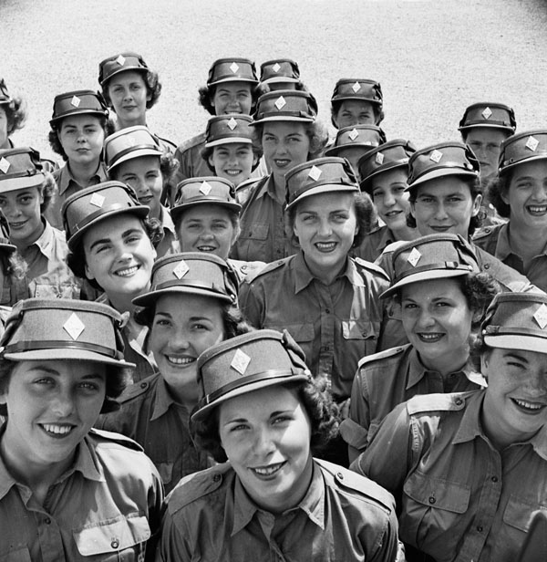 Personnel du Service canadien de l'armée féminine au 3e Centre d'entraînement (de base) du Services credits BiblioArchives / LibraryArchives CC BY NC ND 20