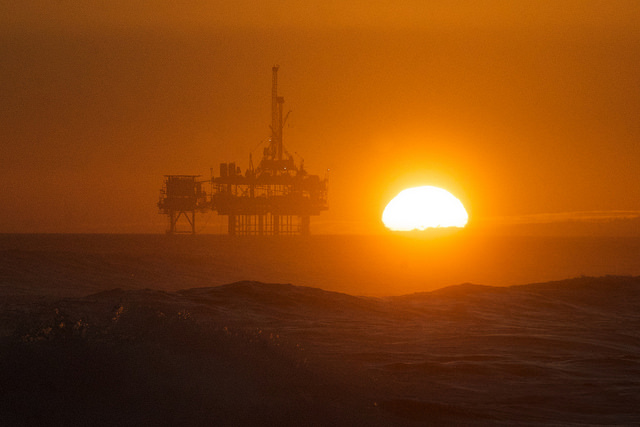 Plateforme pétrolière en Californie (Crédits : Pete Markham, licence CC-BY-SA 2.0), via Flickr.