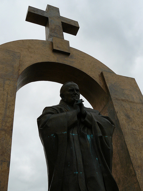 Statue de Jean Paul II à Ploërmel - Titem (CC BY-NC-ND 2.0)