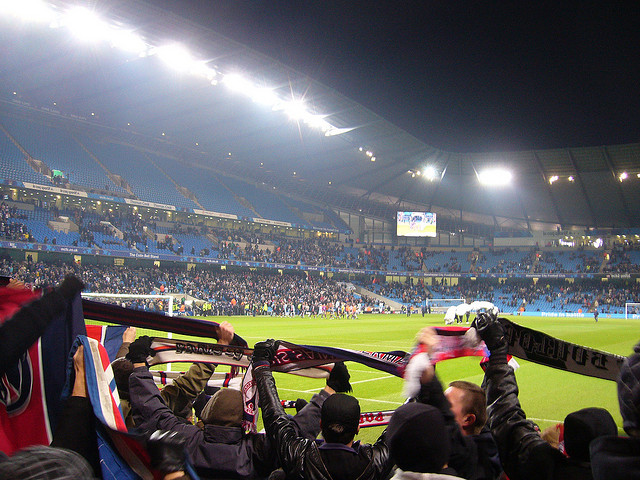 Supporters du PSG lors d'un match du Paris Saint Germain (Crédits : PSGMAG.NET, licence CC-BY 2.0), via Flickr.