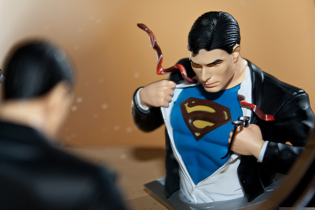 Superman frente al espejo credits Greenog via Flickr ( (CC BY-NC-ND 2.0)