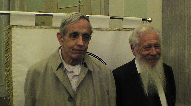 John Nash (gauche) et Robert Aumann credits David Orban licence (CC BY 2.0)), via Flickr.