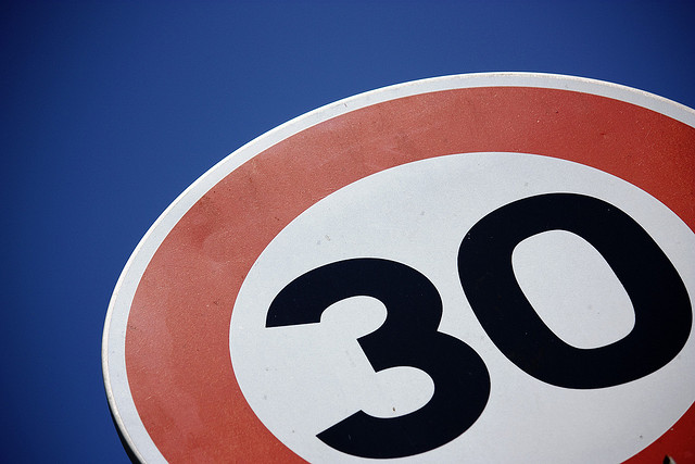 Limitations de vitesse (Crédits : cris.ie, licence CC-BY-NC-ND 2.0), via Flickr.