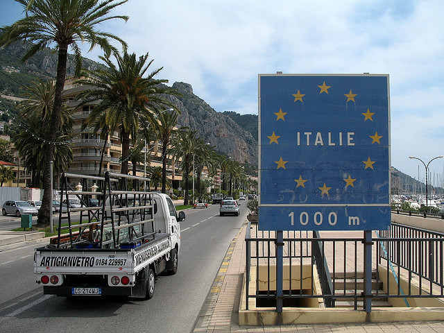 Panneau indiquant que l'Italie est à 1km (Menton) credits MPD01605 via Flickr ((CC BY-SA 2.0))