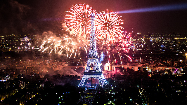 Feu d'artifice du 14 juillet 2013 sur le sites de la Tour Eiffel et du Trocadéro à Paris vu de la Tour Montparnasse - Yann Caradec (CC BY-SA 2.0)