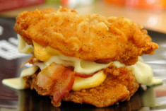 KFC double down sandwich by Michael Saechang(CC BY-SA 2.0)