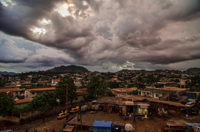 Vue de Yaounde, capitale du Cameroun (Crédits Ludwig Tröller, licence CC-BY-NC 2.0), via Flickr.
