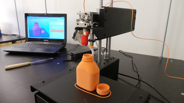 Printrbot Simple Metal - 3D-prints bottle and screw cap credits Creative Tools (CC BY 2.0)