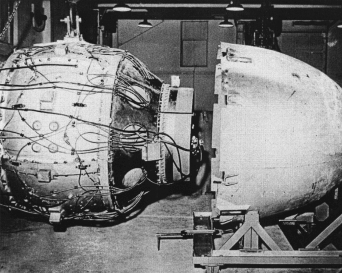 Fat Man's nuclear device about to be encased, domaine public