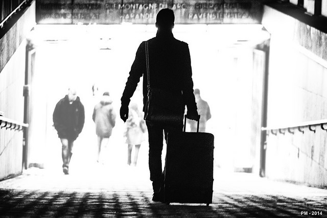 Partir_Patrick Marioné halfway to paradise with a suitcase(CC BY-NC-ND 2.0)