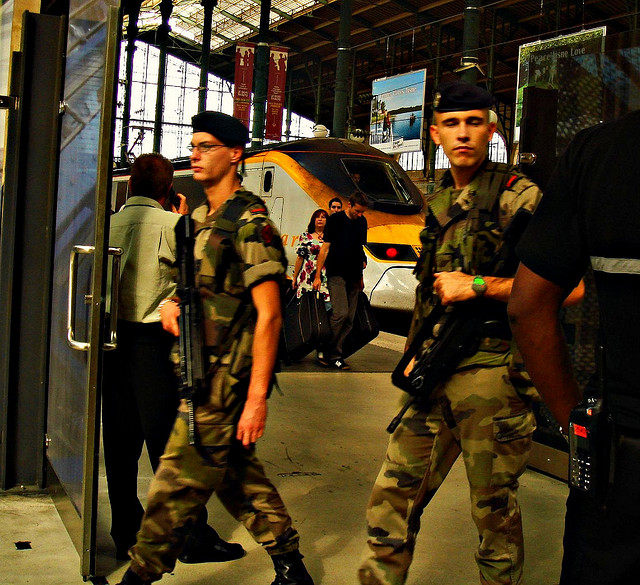 Soldats gare du Nord, Evan Bench (CC BY 2.0)