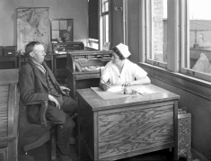 nurse with a patient-Seattle Municipal Archives (CC BY 2.0)