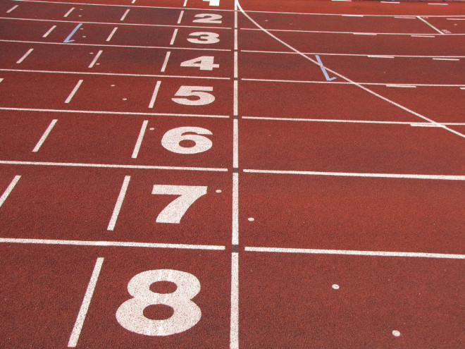 https://fr.wikipedia.org/wiki/Piste_d'athl%C3%A9tisme#/media/File:Athletics_tracks_finish_line.jpg