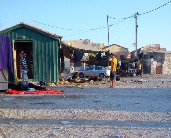 Campement de fortune dans le port de Chios