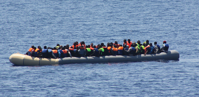 Migrants secourus par un bateau des Irish Defence Forces le 19 juillet 2015 (Crédits : Irish Defence Forces, licence CC-BY 2.0), via Flickr.