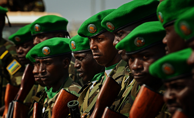 Soldats rwandais (Crédits US Air Force, licence CC-BY-NC 2.0), via Flickr.