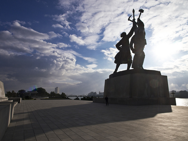 Statue communiste à Pyongyang (Crédits : Marcelo Druck, licence CC-BY-NC-ND 2.0), via Flickr.