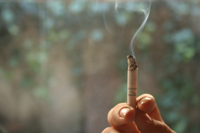 fumée de cigarette-_P_ nos belmont(CC BY-NC-ND 2.0)