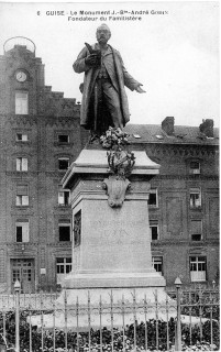 Monument Godin devant le Palais social à Guise, carte postale, coll. partic.