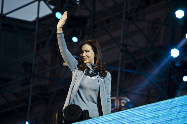 Cristina Kirchner en 25 de mayo Fiesta patria popular en la plaza de todos credits Ministerio de Cultura de la Nación Argentina (CC BY-SA 2.0)