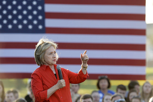 Hillary Clinton en campagne pour les primaires démocrates de 2016 (Crédits : Peter Stevens, licence CC-BY 2.0), via Flickr.