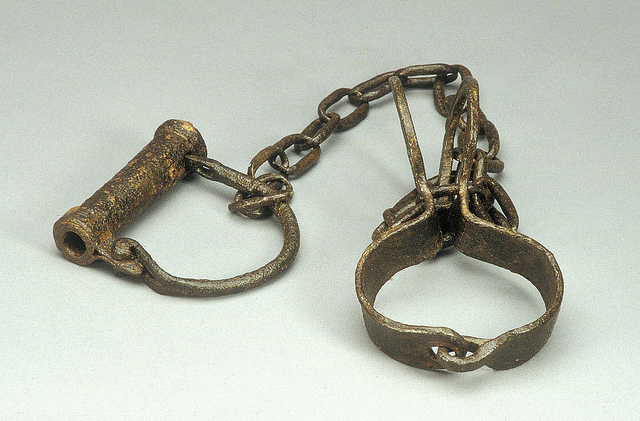 slave shackles credits National museum of America (CC BY-NC 2.0)