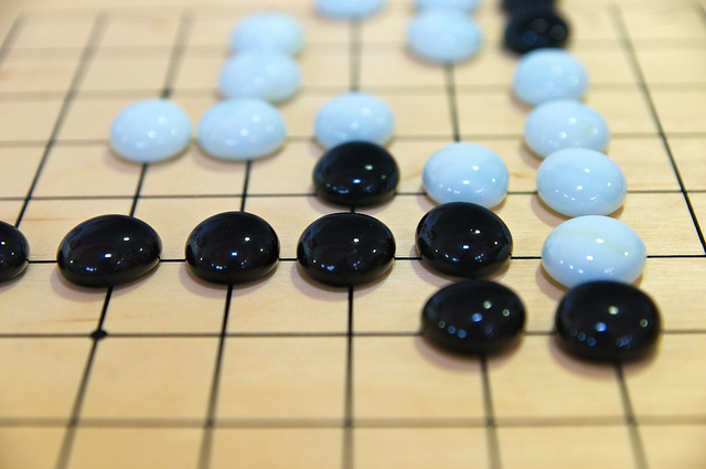 Jeu de go crédits Frédéric Bison (CC BY 2.0)