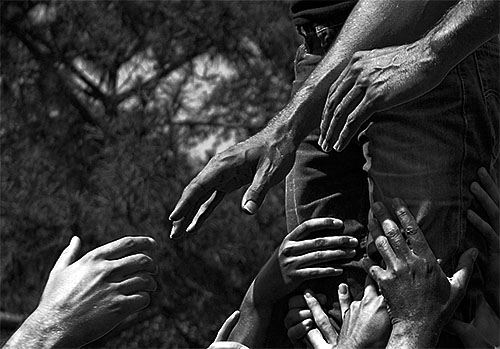 Helping hands by David(CC BY-NC-ND 2.0)